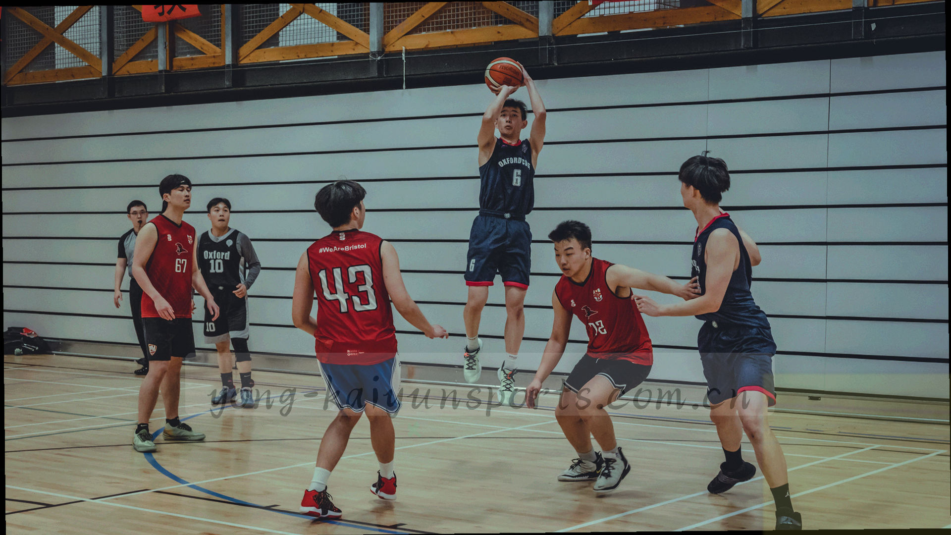 夜间球场俯拍，中圈与边线线条在灯光下清晰可见